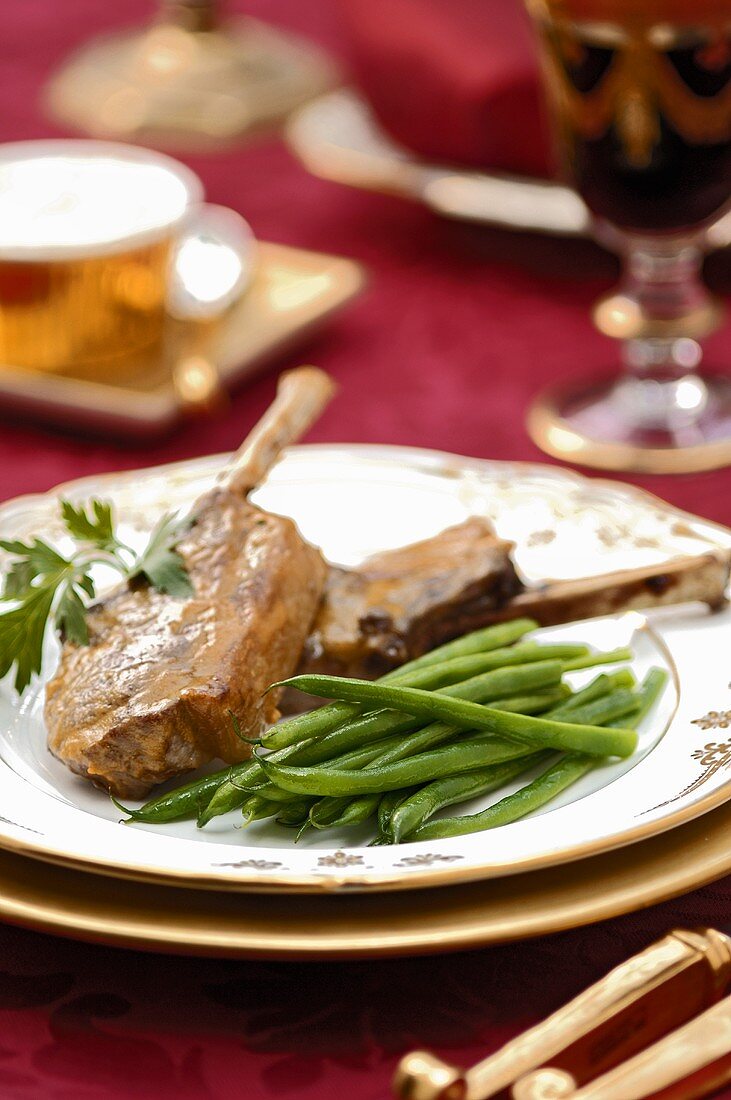 Grilled lamb cutlets with mustard sauce and green beans