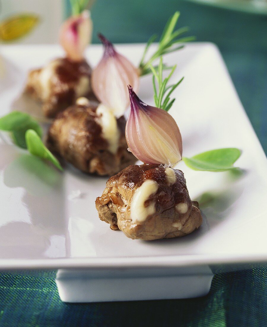 Rindfleisch mit geräuchertem Gouda und roten Zwiebeln