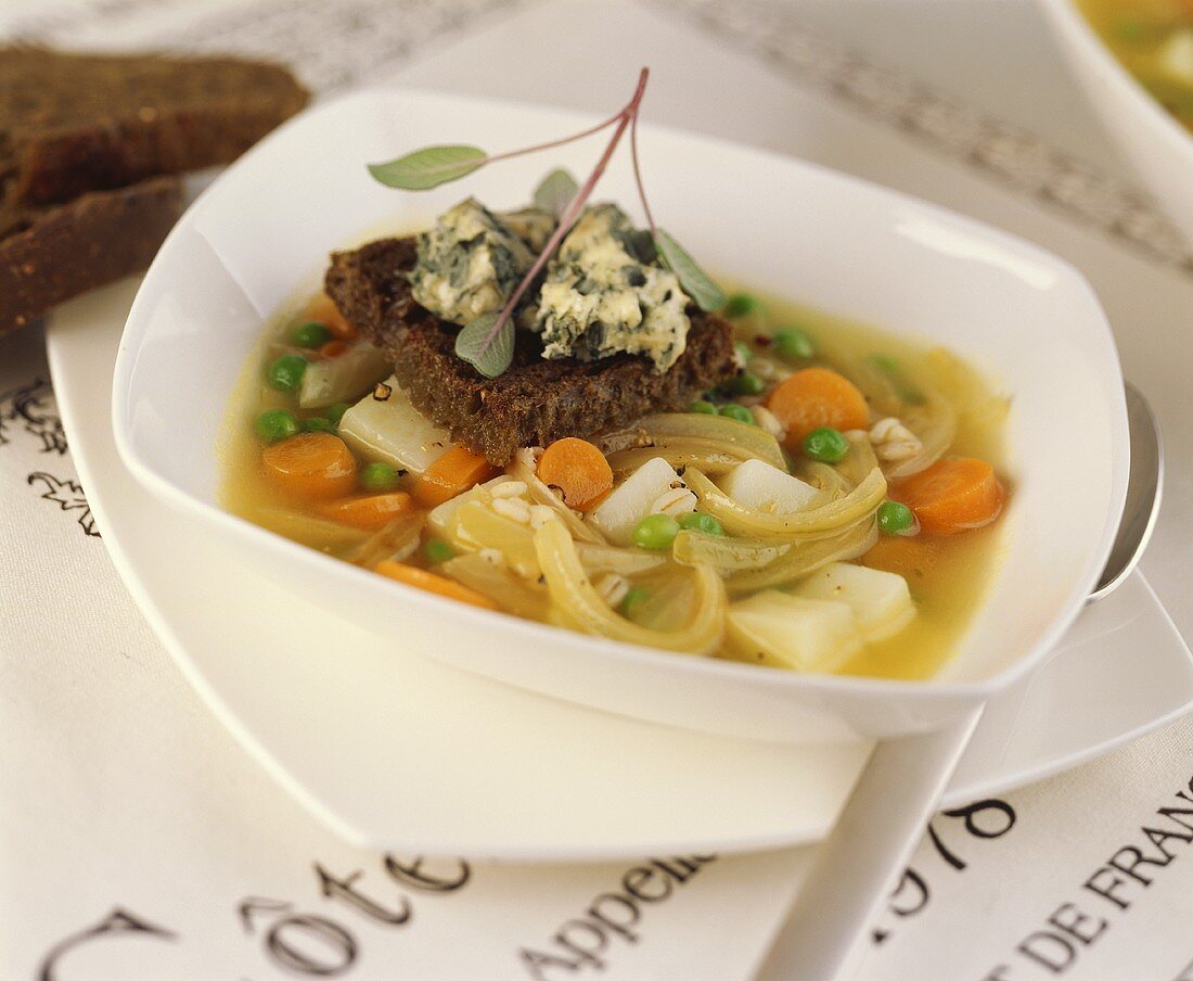 Vegetable soup with rye bread and blue cheese