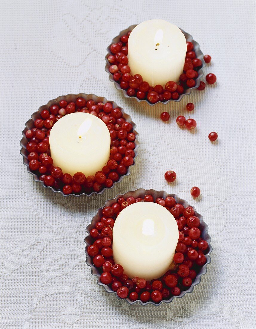 Tortelettförmchen mit Cranberries und Kerze