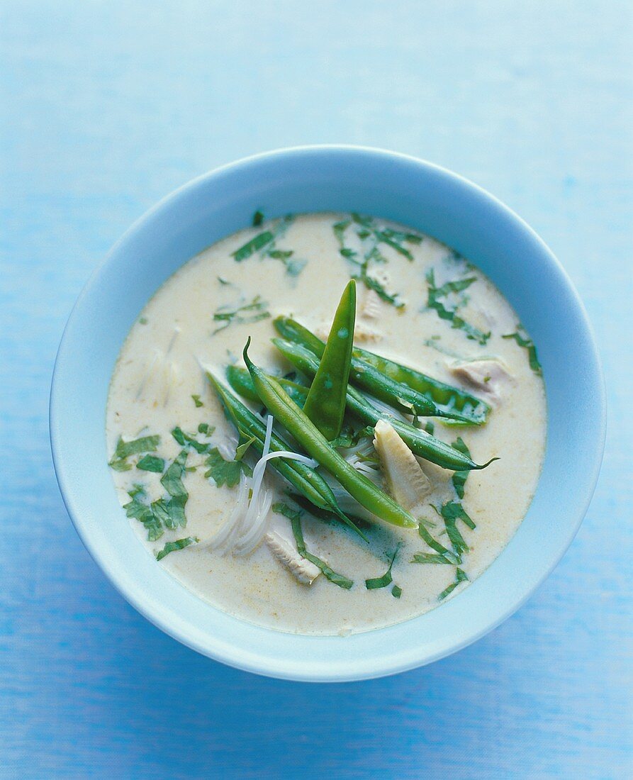 Creamy soup with pulses, chicken and herbs