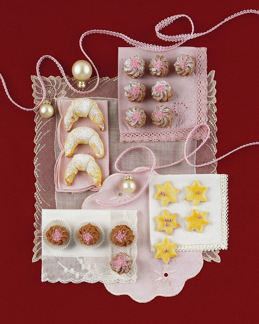 Cream crescents, raspberry rosettes & star biscuits (Mailänderle)