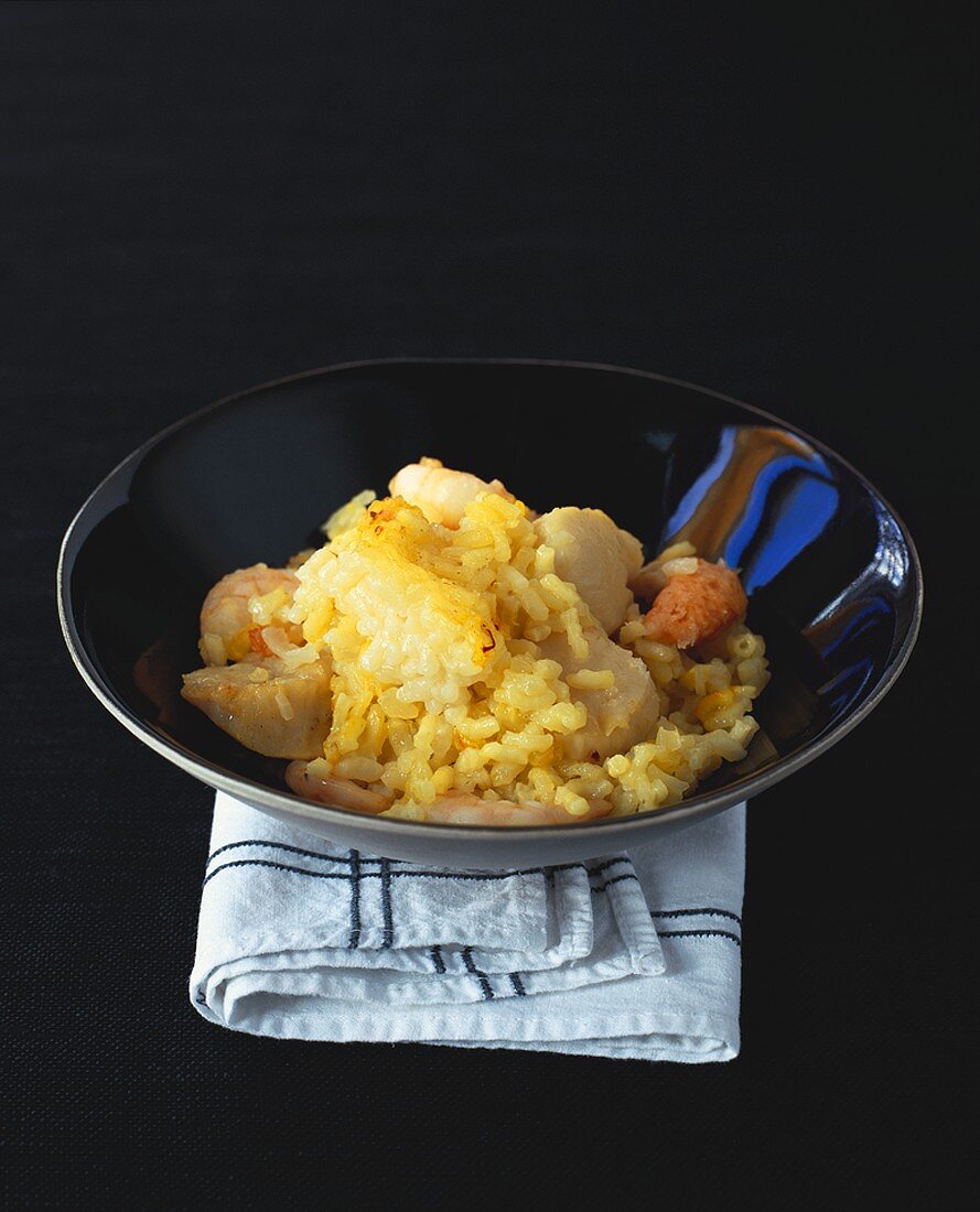 Baked saffron rice with shrimps and scallops
