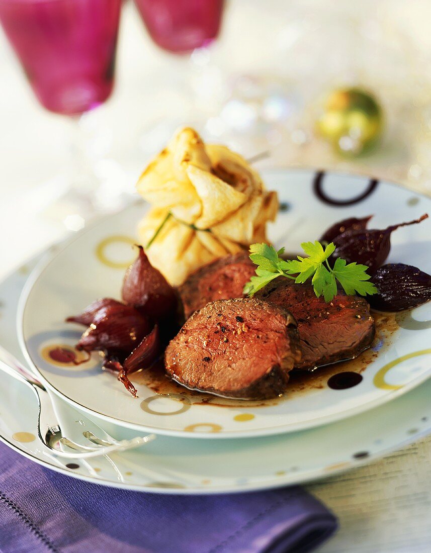 Beef fillet with shallots and filled crêpe 'purse'