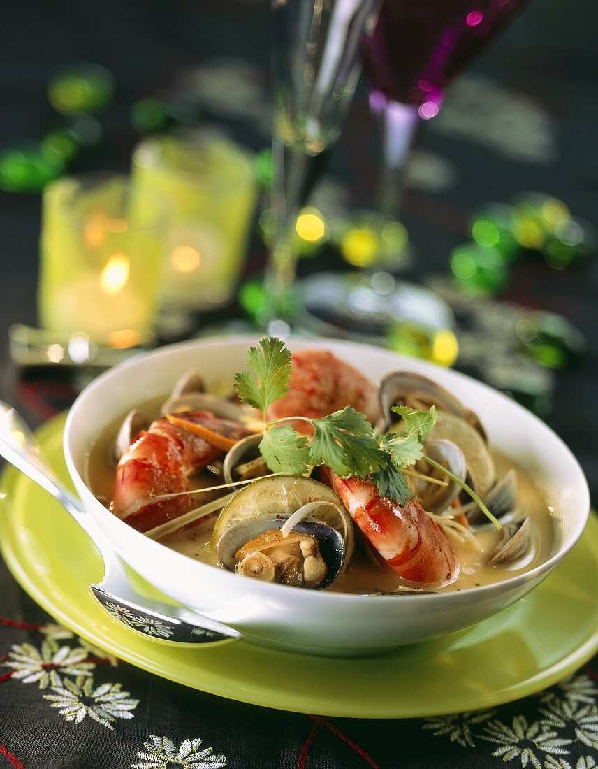 Meeresfrüchtesuppe mit Riesengarnelen und Venusmuscheln