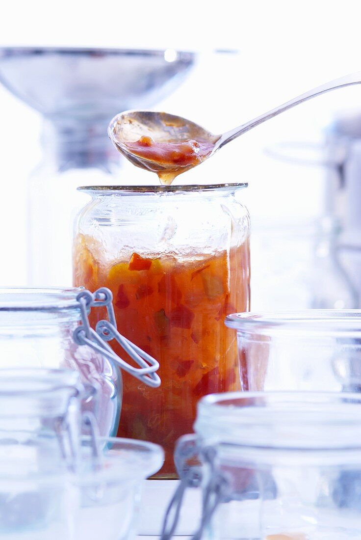 Marmelade ins Glas füllen