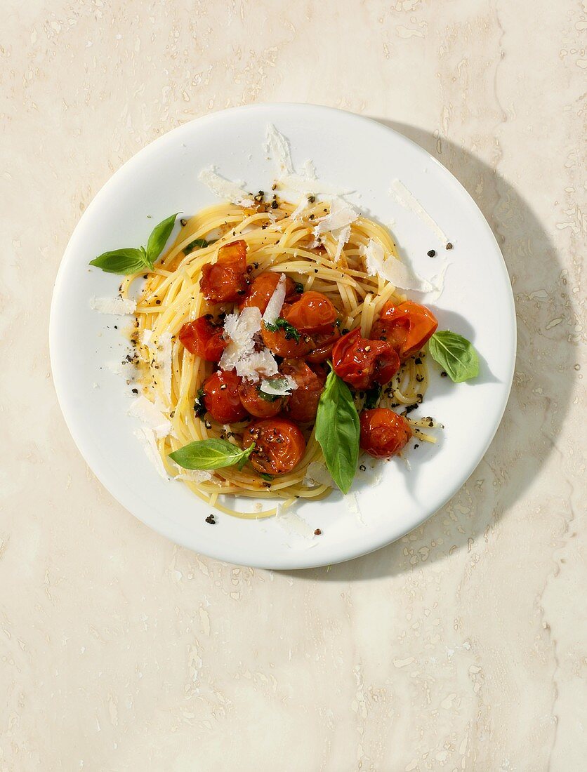 Spaghetti mit Kirschtomaten und Basilikum