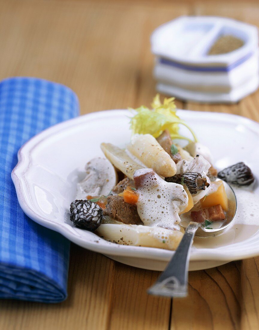 Kalbfleisch-Gemüse-Eintopf mit Morcheln und Sektschaum