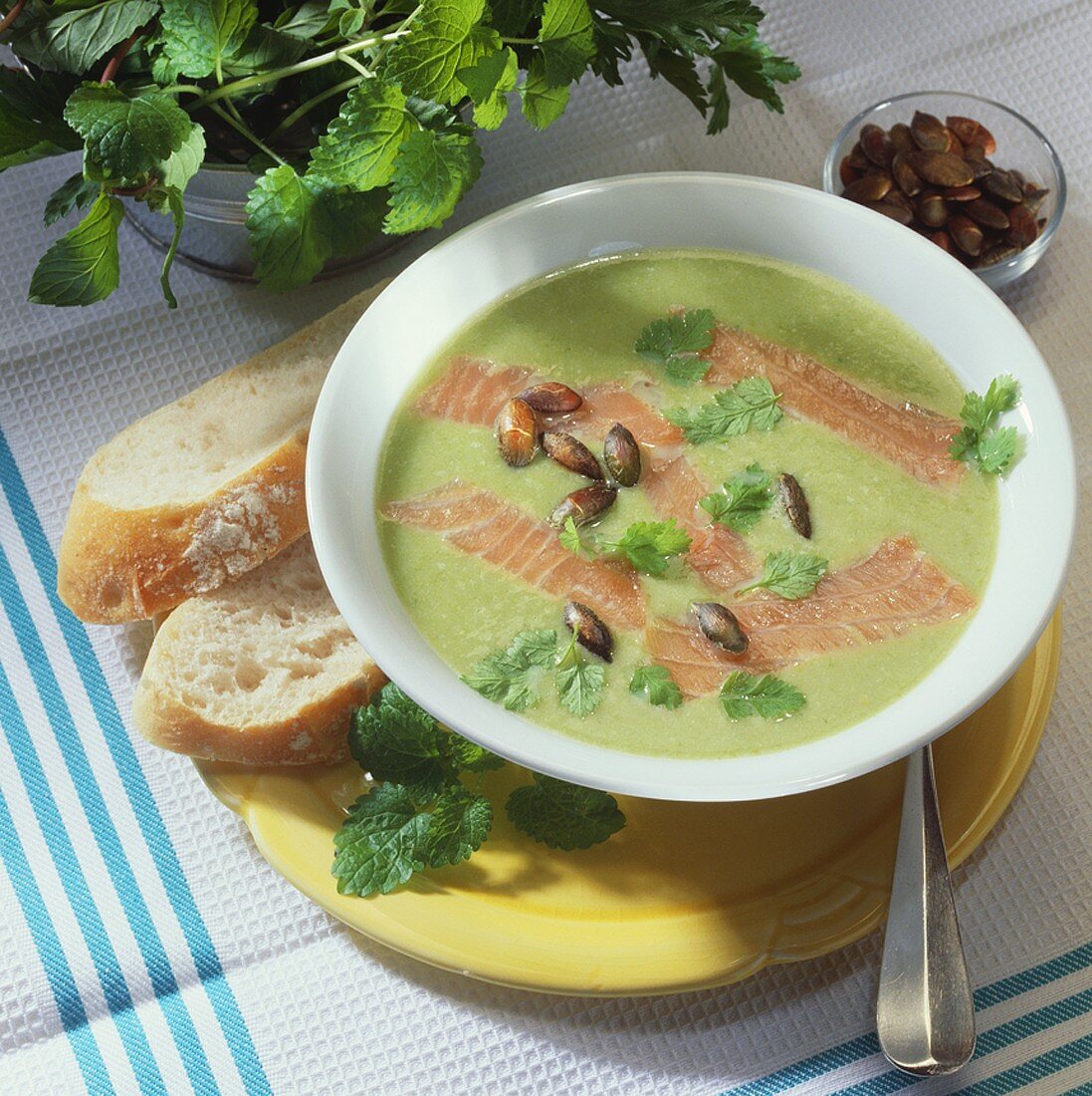 Brennesselsuppe mit Räucherlachs und Kerbel