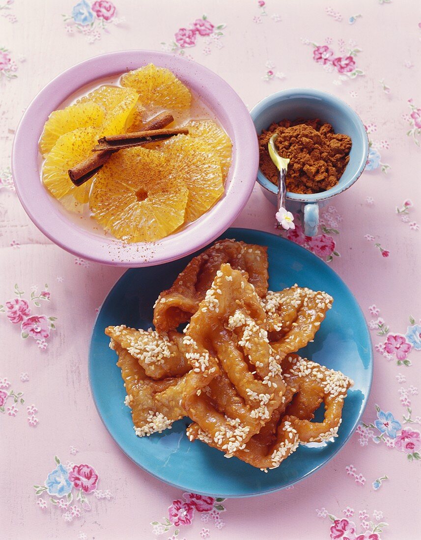 Marokkanischer Honigkuchen und Orangensalat mit Zimtstangen