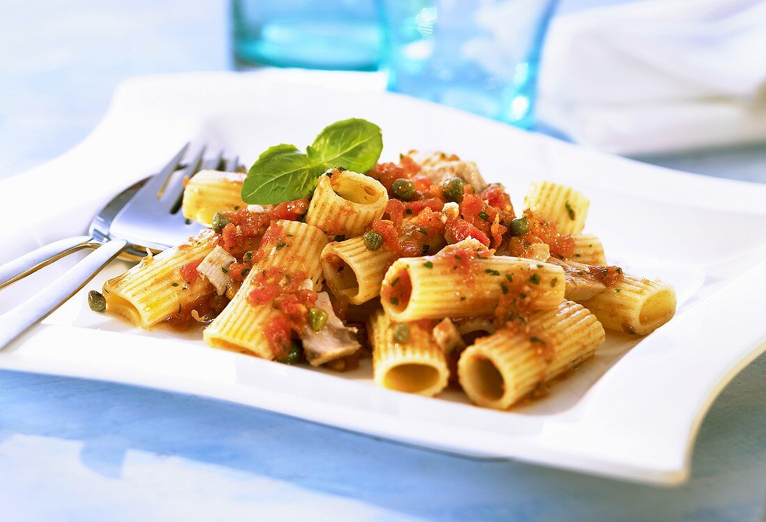 Rigatoni mit Thunfisch und Kapern