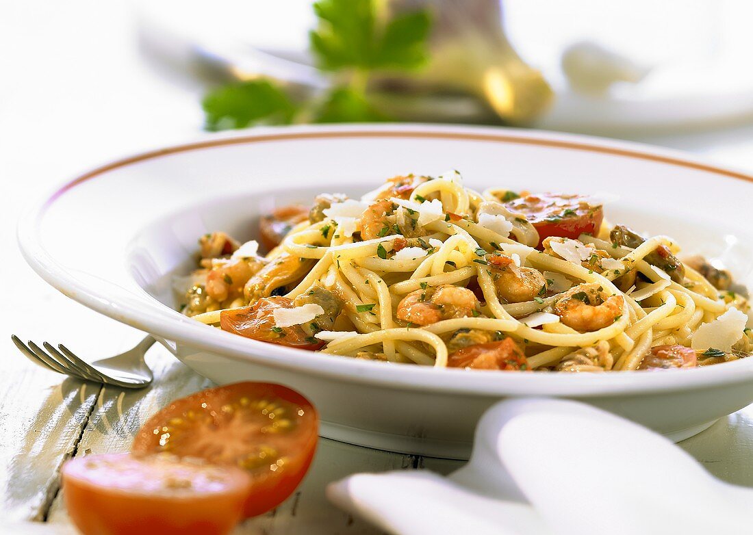Spaghetti in tempesta (Nudeln mit Meeresfrüchten & Tomaten)