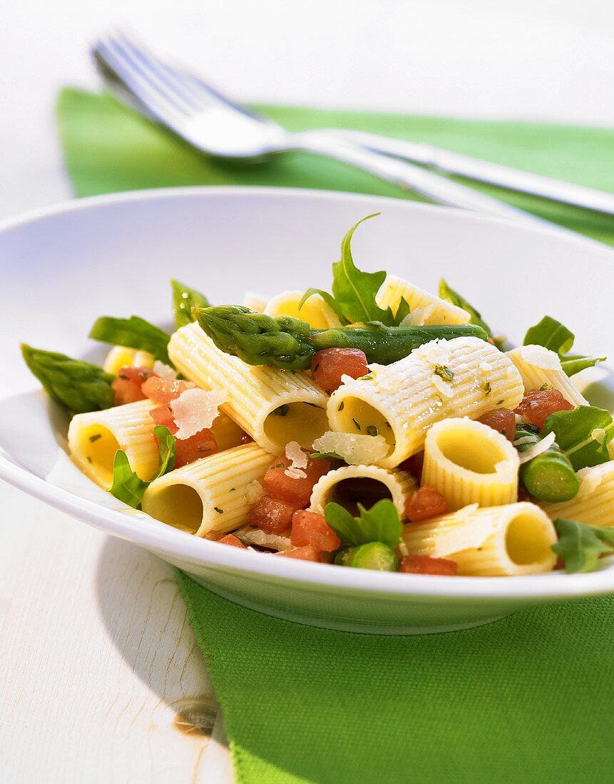Rigatoni with green asparagus, rocket and tomatoes