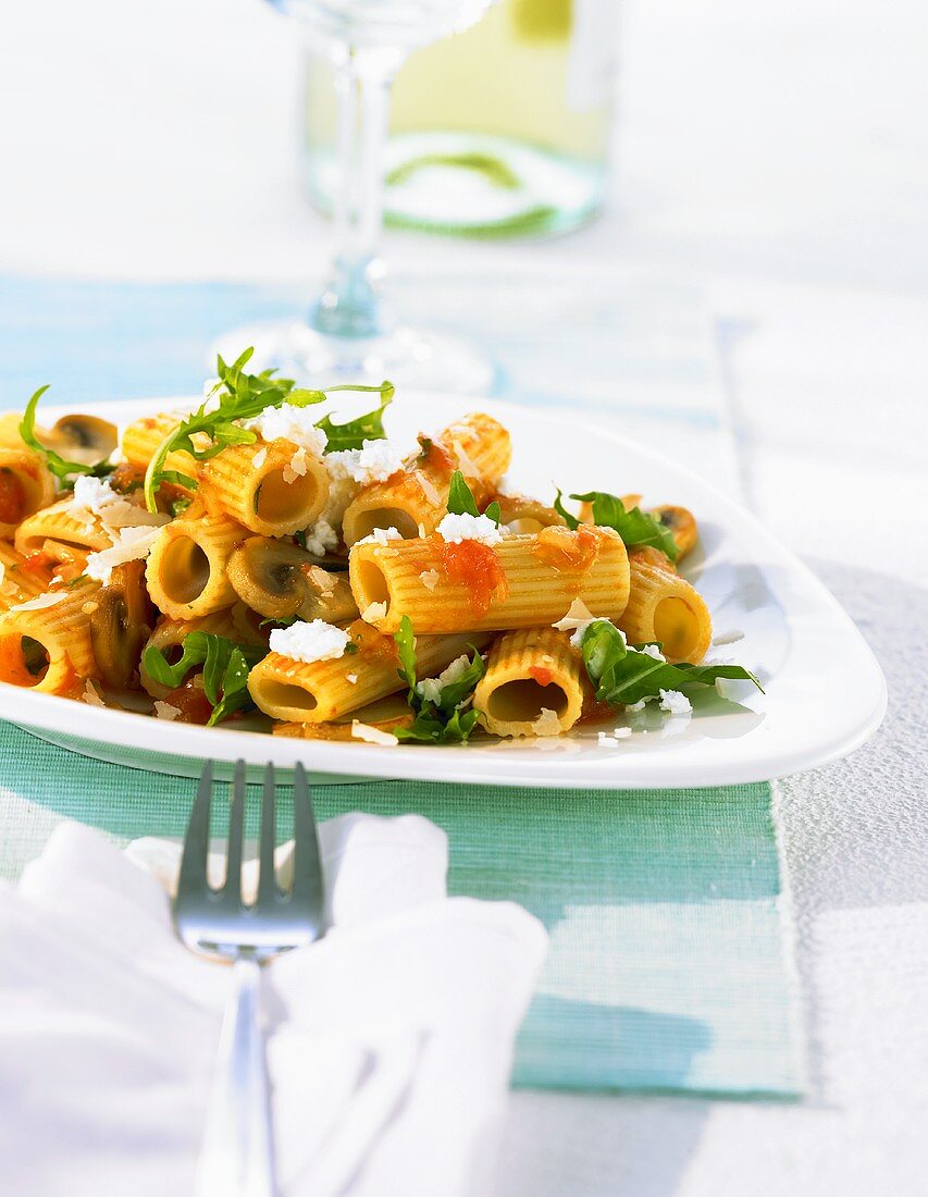 Rigatoni with rocket and button mushrooms