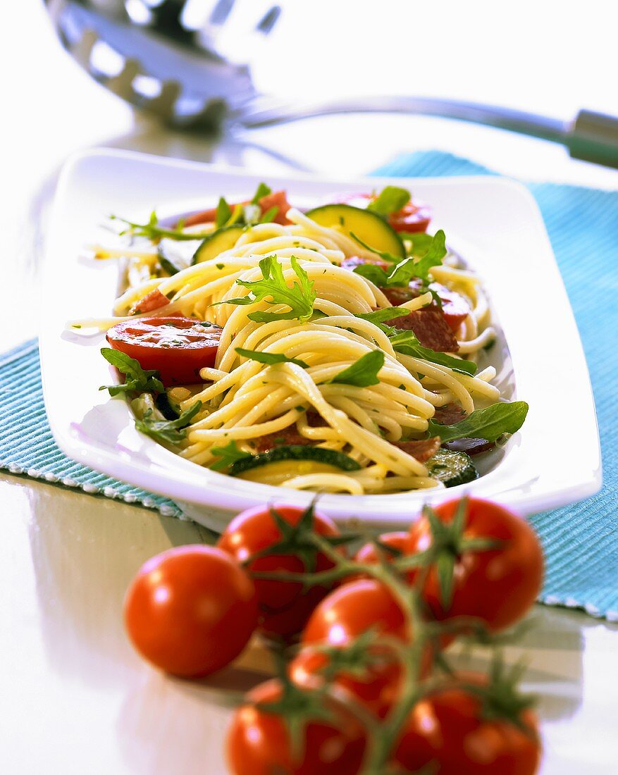 Vermicellisalat mit Salami, Rucola, Zucchini und Tomaten
