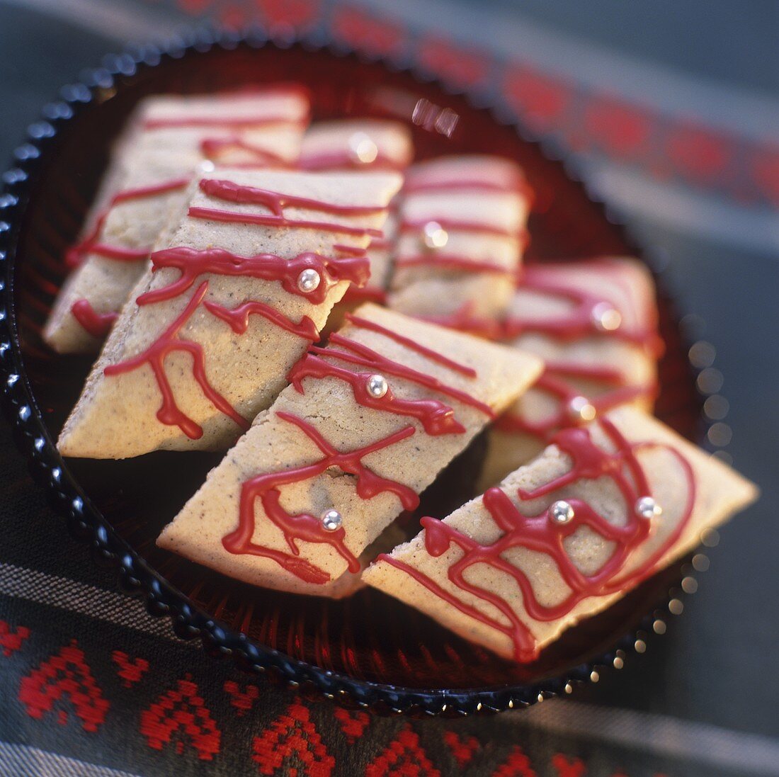 Weihnachtsplätzchen mit roter Zuckerglasur und Silberperlen