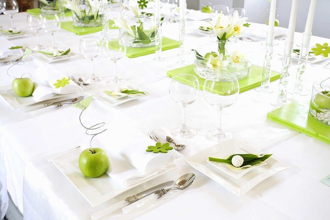 Festlich gedeckter Tisch (grün-weiss)