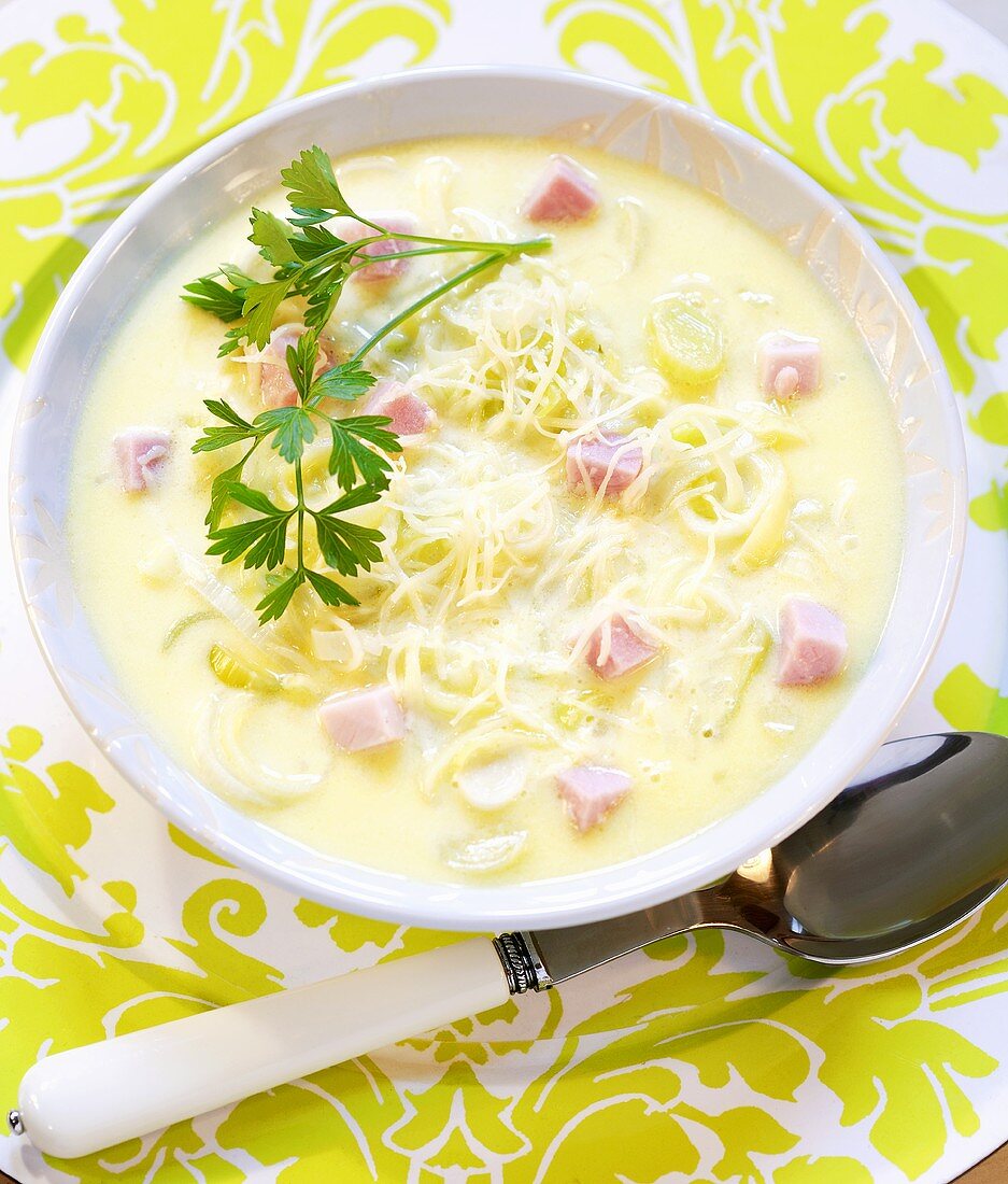 Cremige Lauchsuppe mit Schinkenwürfeln