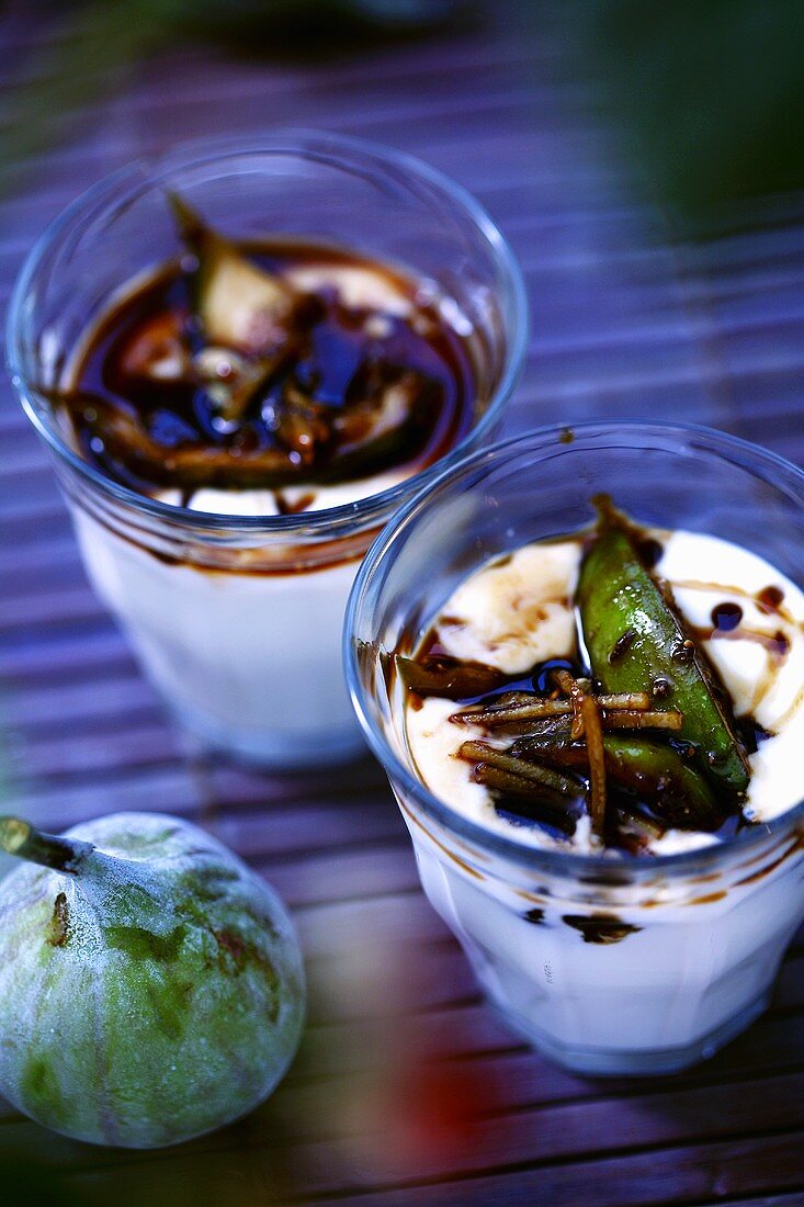 Yoghurt with figs and chocolate sauce