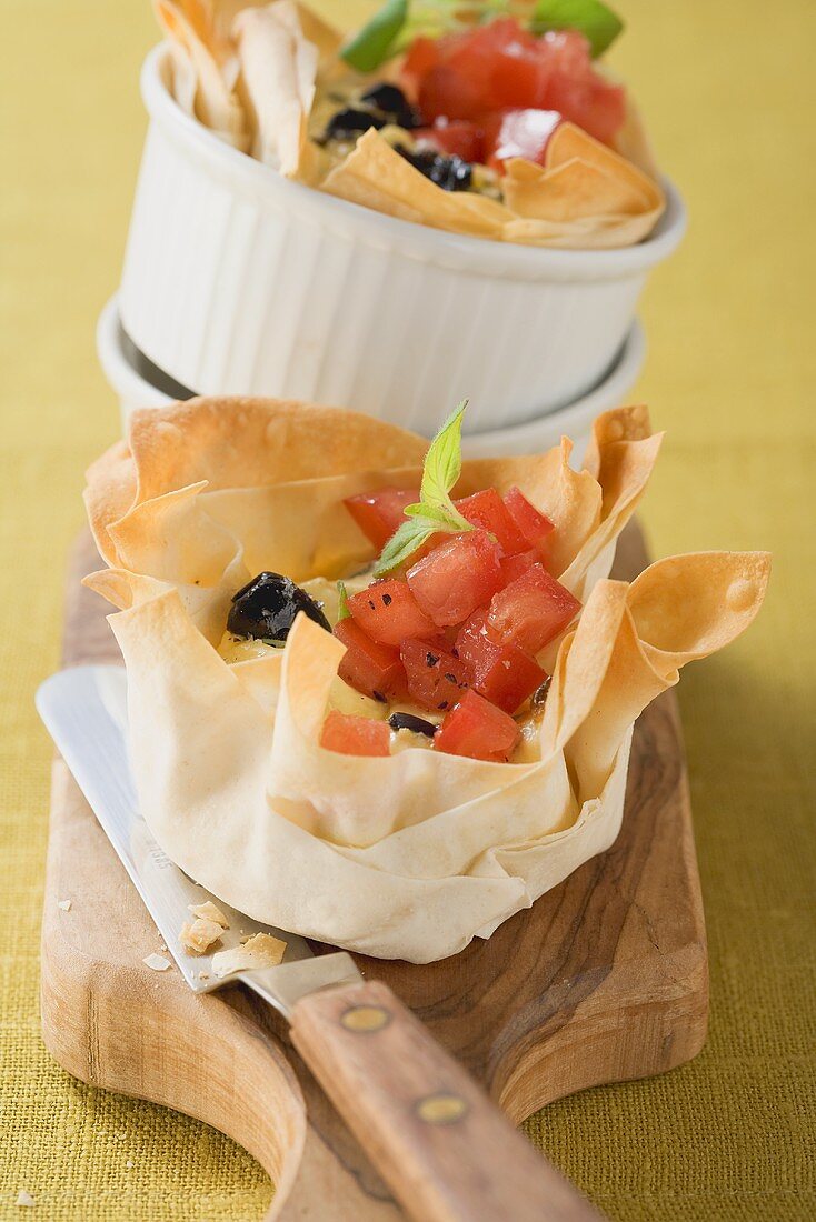 Ziegenkäse-Tarteletts mit Tomaten und Oliven