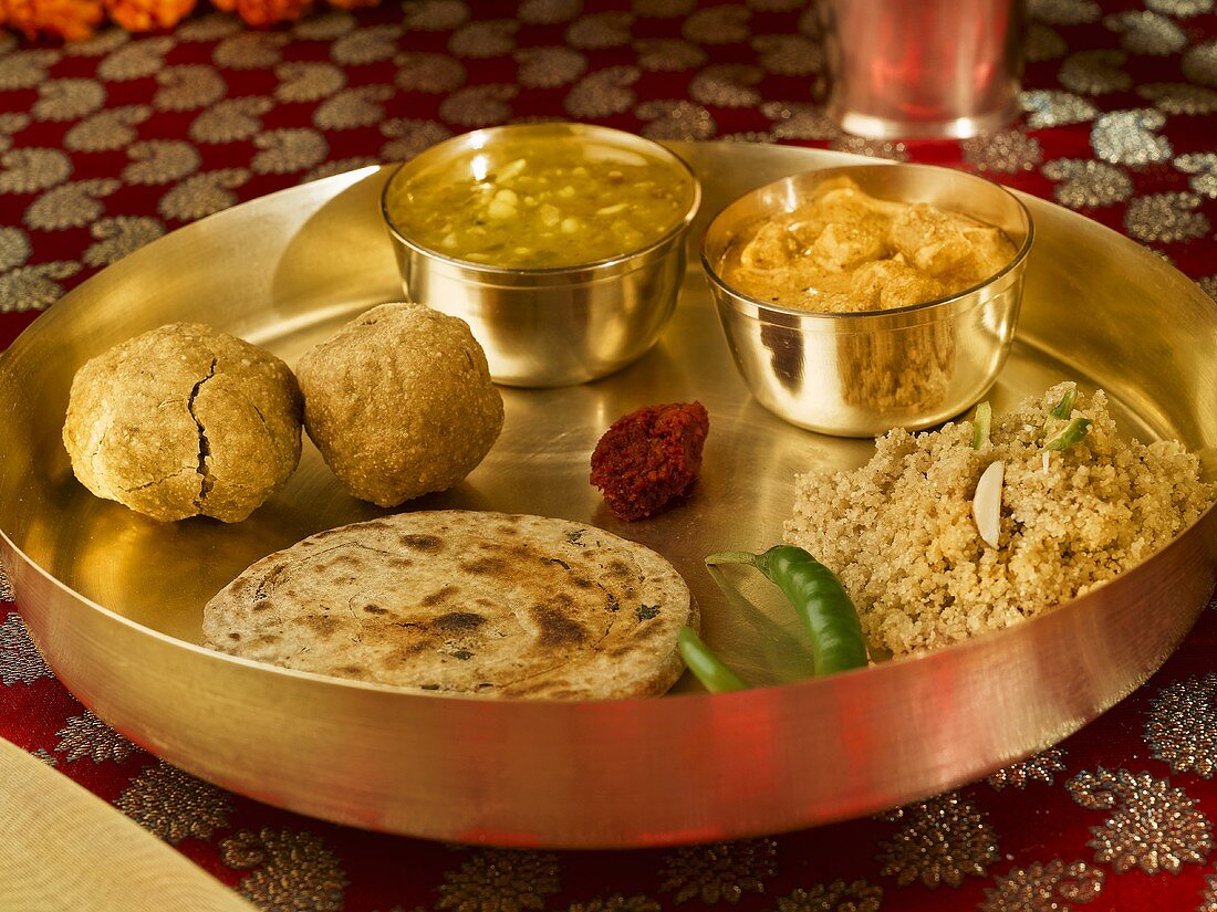 Thali (verschiedene Gerichte und Dips), Rajasthan, Indien