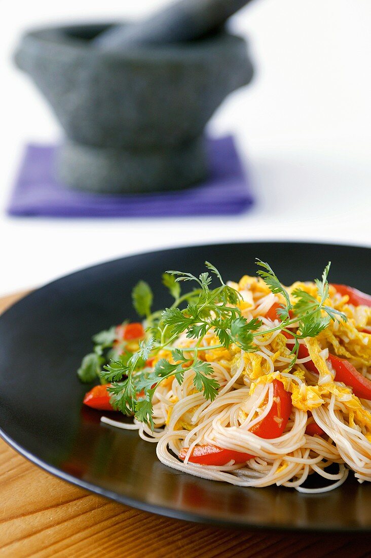 Reisnudeln mit Paprika und Koriandergrün (Asien)