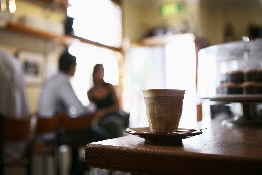 Caffe Latte auf Theke im Café