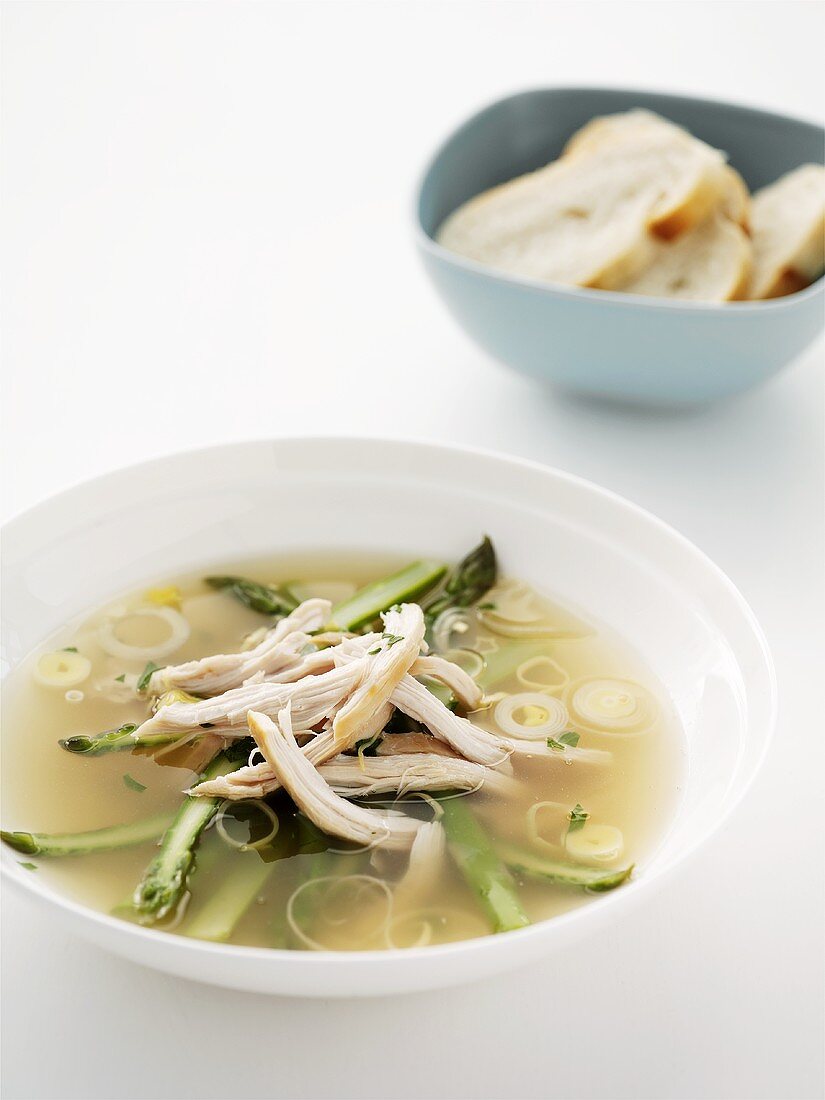 Hühnersuppe mit Lauch und Spargel, Weißbrot