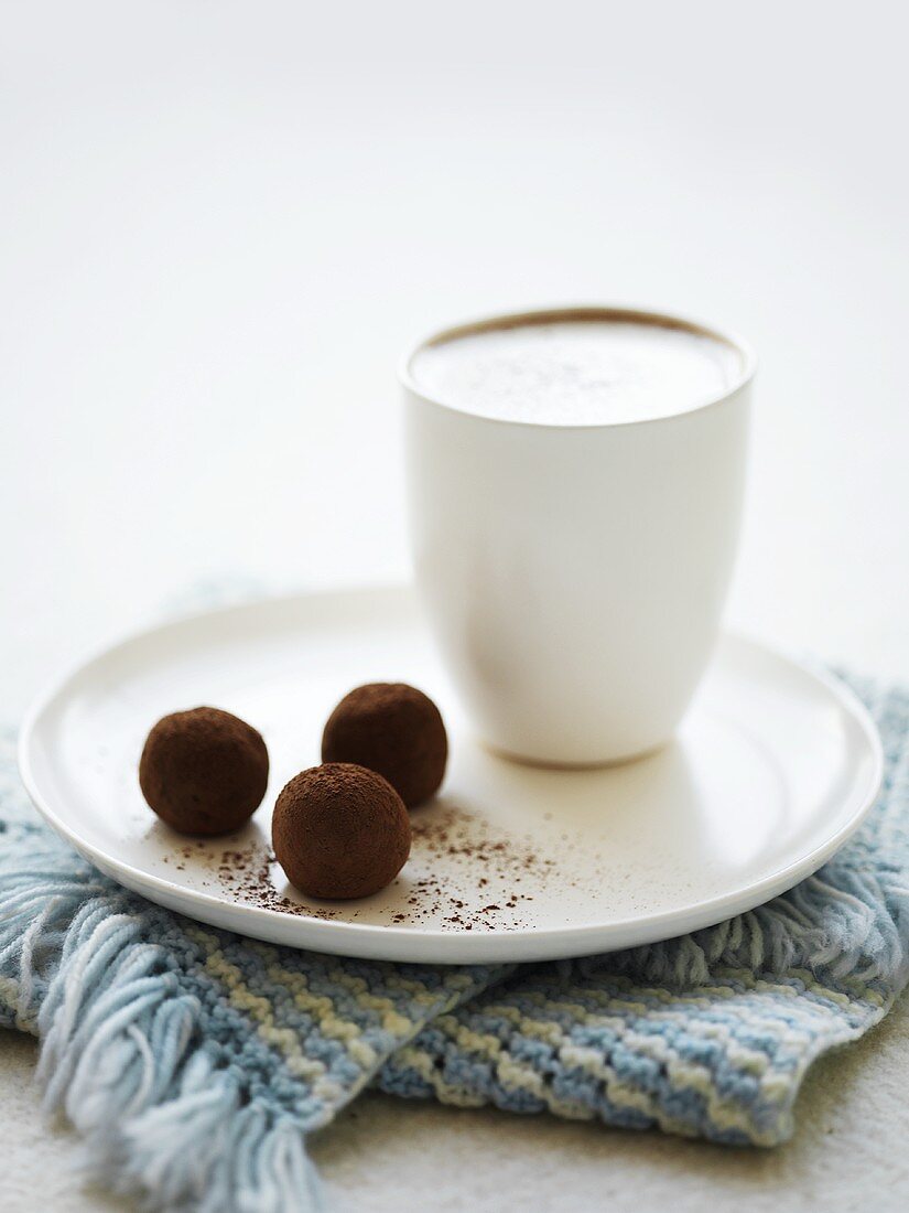 Caffe latte und Schokoladentrüffeln