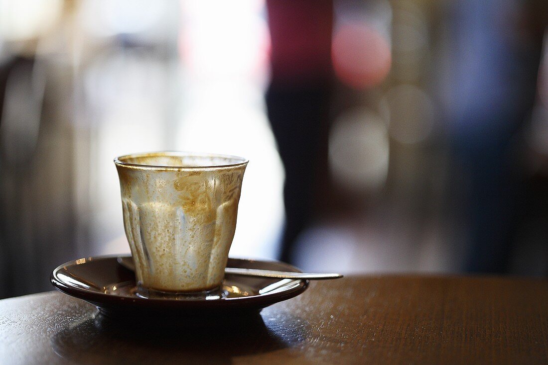 Ausgetrunkenes Kaffeeglas im Café