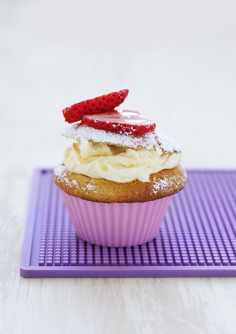 Cupcake mit Vanillecreme und Erdbeeren