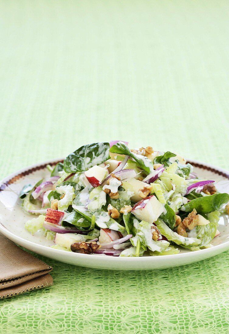 Waldorf salad with spinach and walnuts