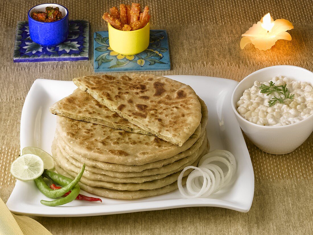 Paratha (gefüllte Kartoffelbrote, Indien) mit Bundi Raita