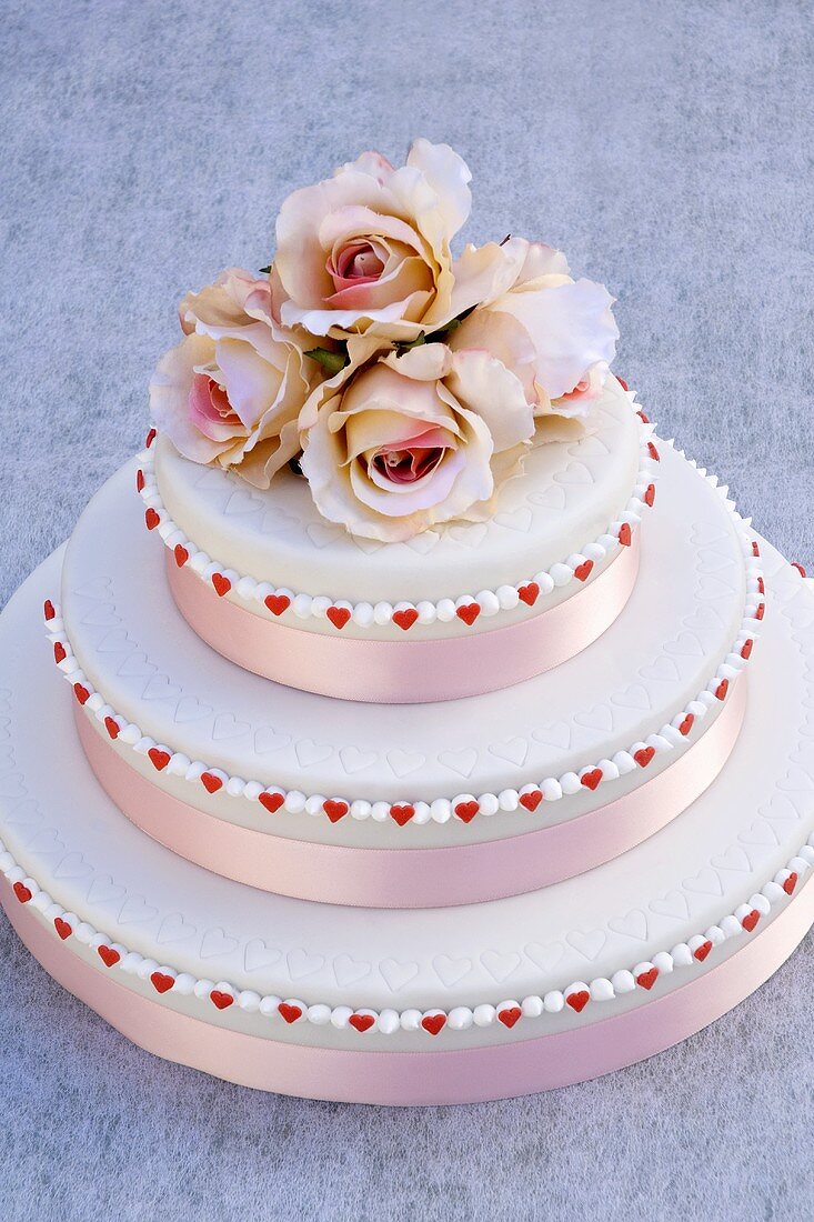 Dreistöckige Hochzeitstorte mit rosa Rosen