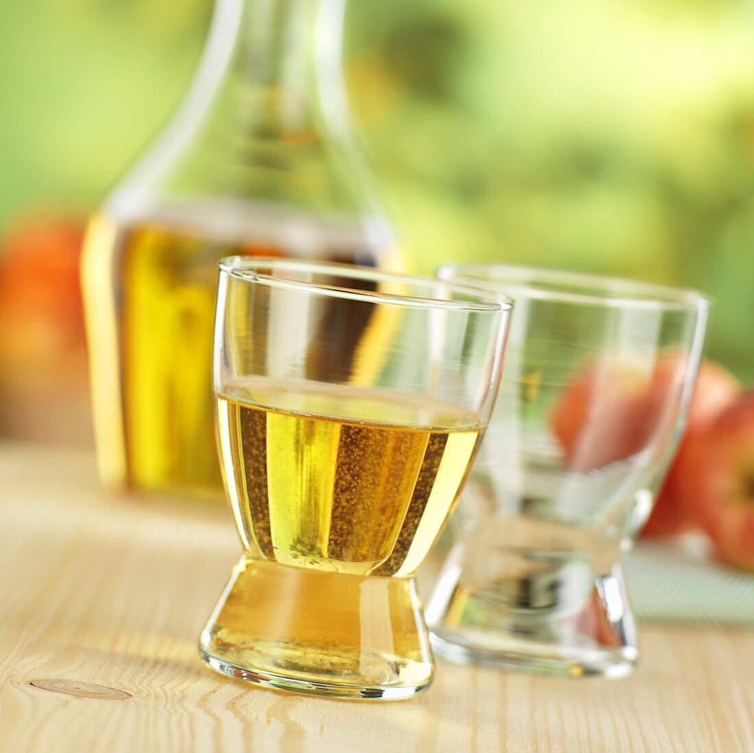 Cidre in Glas und Karaffe
