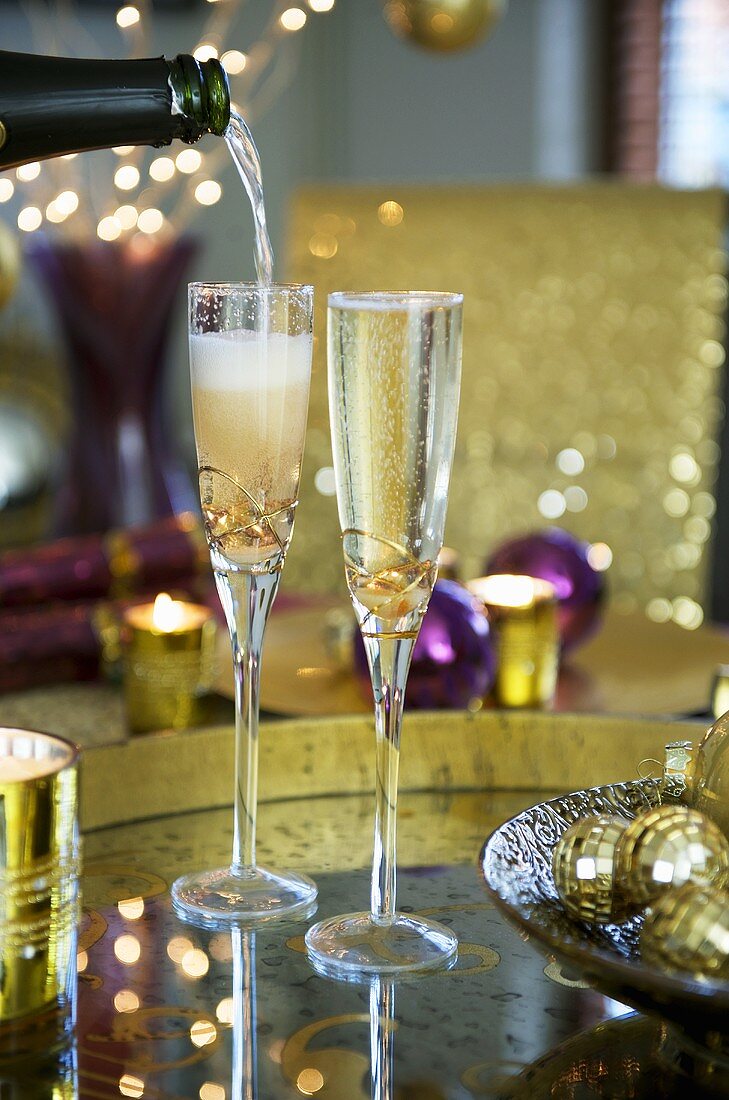 Zwei Gläser Champagner-Cocktail zu Weihnachten