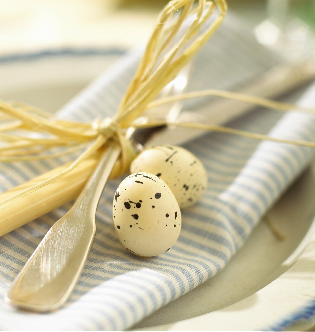 Place-setting with Easter decoration (close-up)