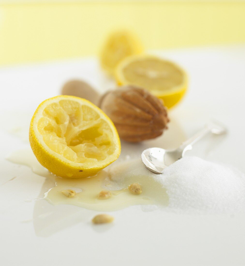 Lemons with reamer and sugar