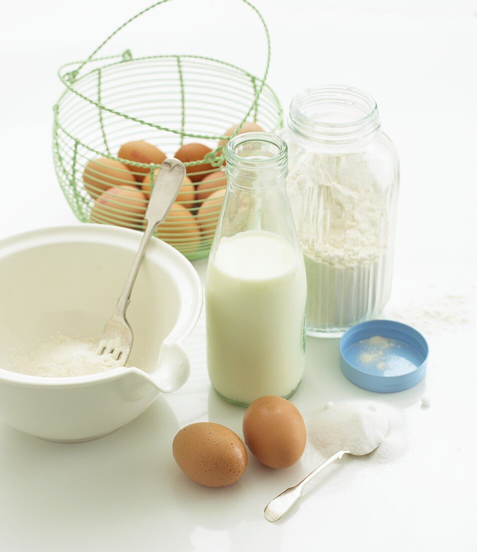 Zutaten für Pfannkuchen (Mehl, Milch, Eier, Zucker)