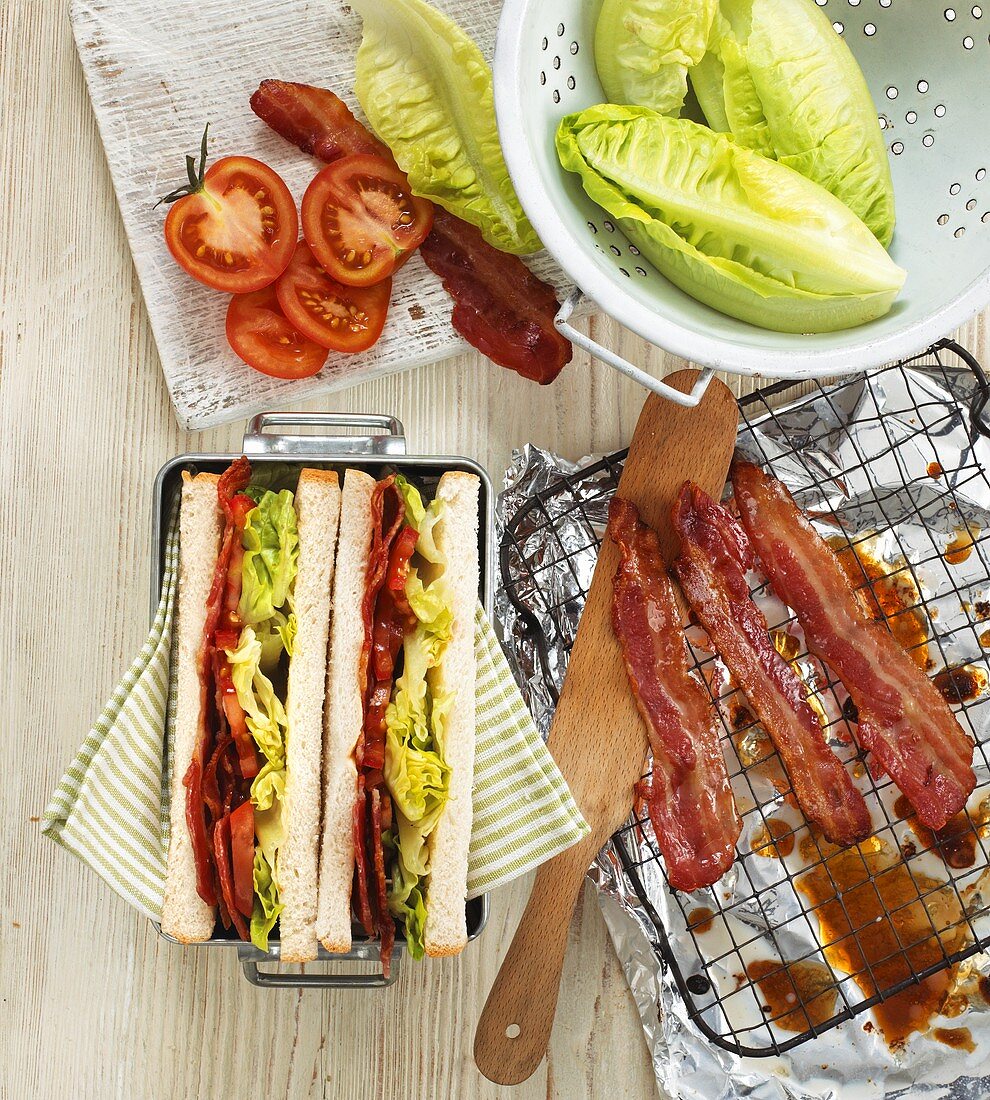 BLT-Sandwiches in Lunchbox, daneben Zutaten