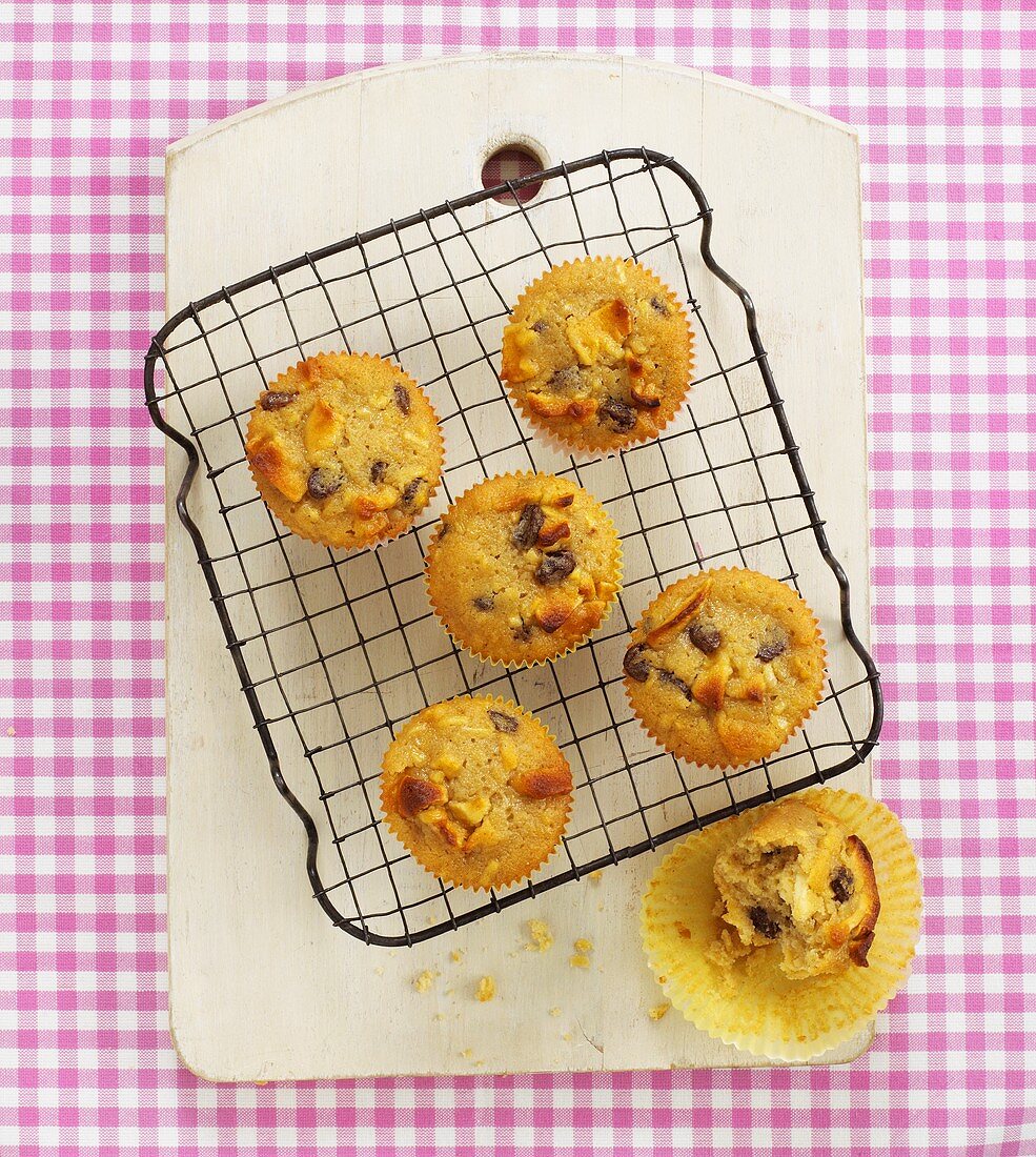 Apfel-Honig-Muffins mit Rosinen auf Kuchengitter