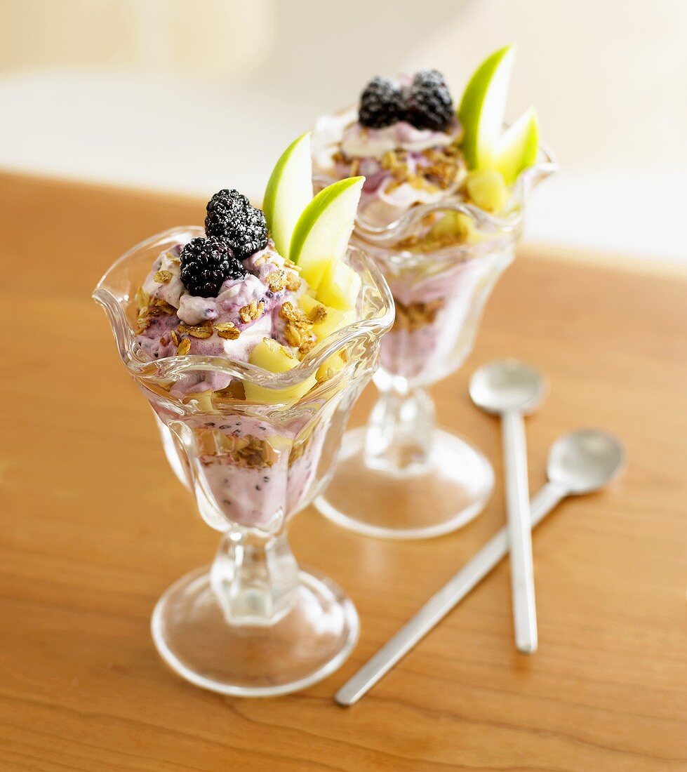 Eisbecher mit Äpfeln und Brombeeren