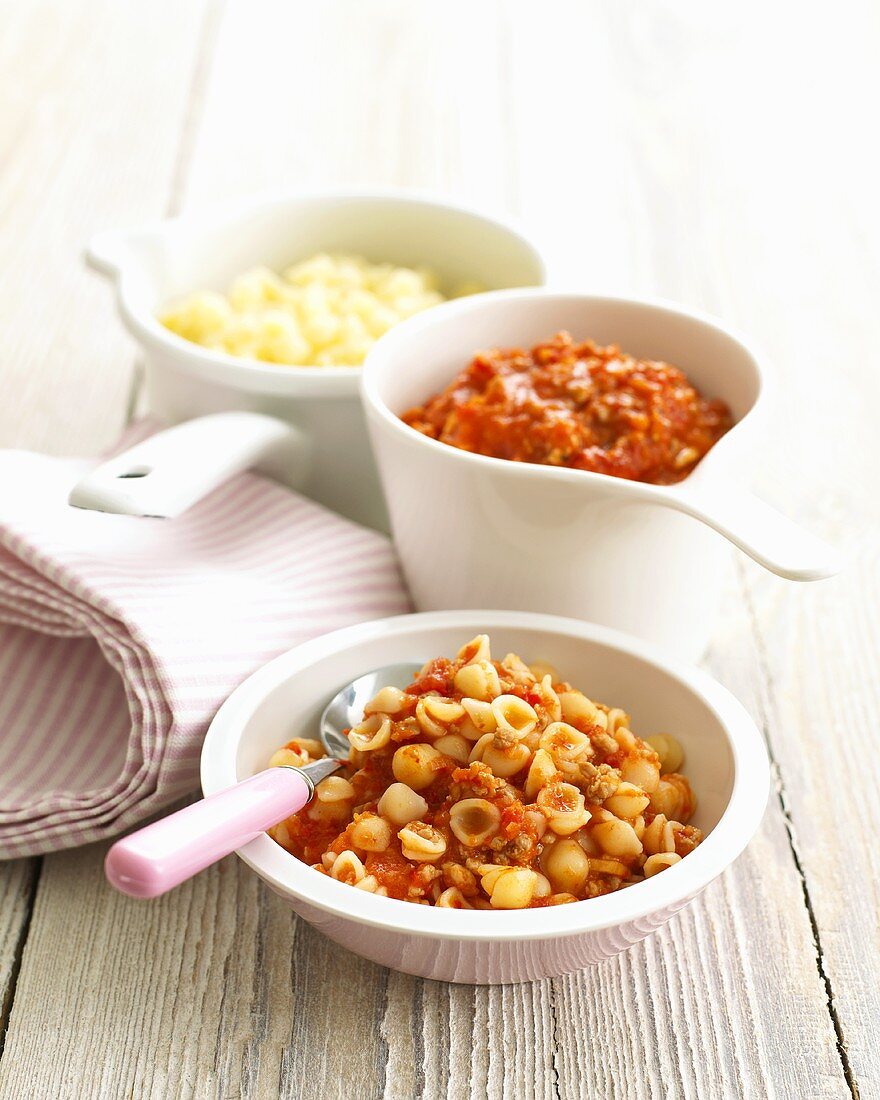 Pasta with minced chicken sauce