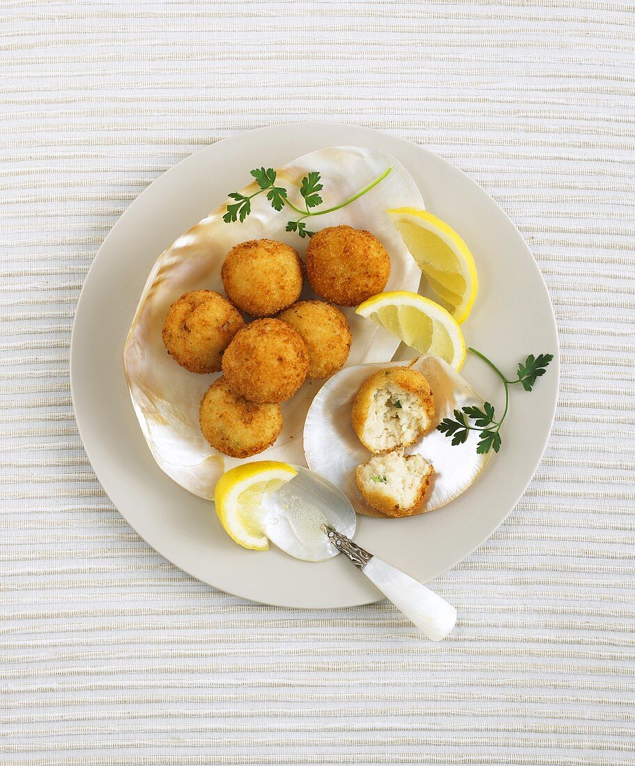 Crabcakes with lemon (overhead view)