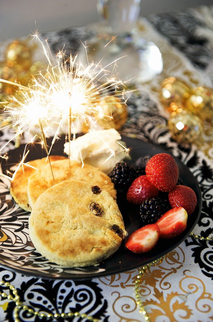 Welsh Cakes mit frischen Beeren (Rosinengebäck, Wales)