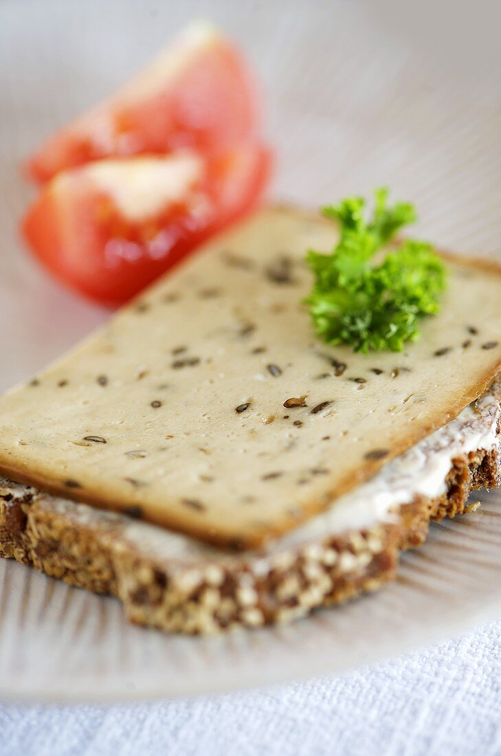 Vollkorn-Butterbrot mit Kümmelkäse