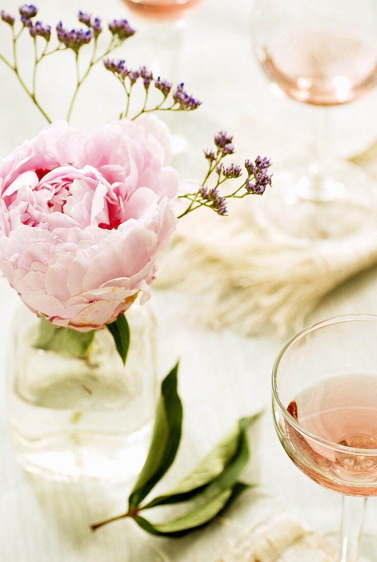 Rosewein mit Blumendeko