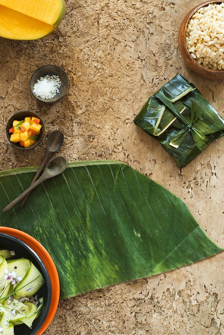 Im Bananenblatt gedämpfter Fisch mit Gurkensalat, Mangosalasa