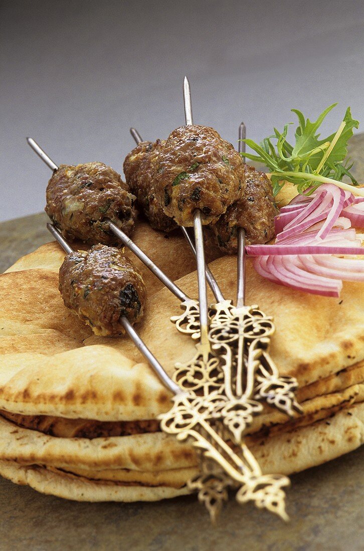 Lamm-Kebabs auf Fladenbrot