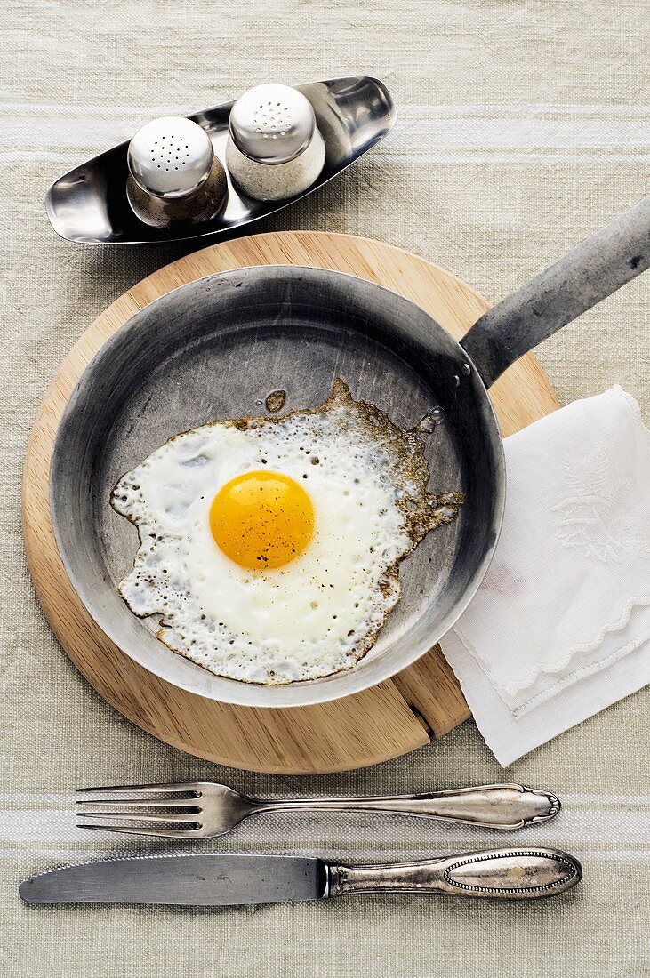 Fried egg in frying pan (overhead view)